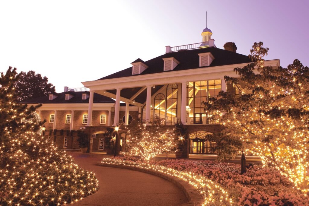 Opryland Hotel opens with 580 guest rooms.  It will grow to it’s current size of 2,888 rooms.